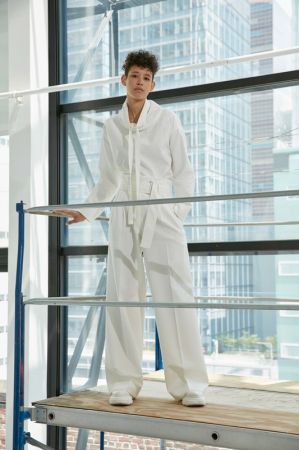 DKNY_LOOK 2_白色立領拉繩上衣_$16,290_N462002BLA 腰帶寬褲$26,990_N464036AFA(Order-Black)