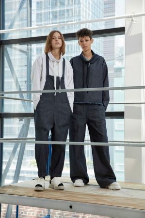 DKNY_LOOK 3_鉛白色立領拉繩上衣_$13,590_N462004DN