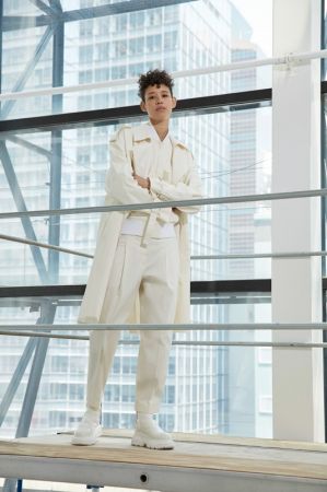 DKNY_LOOK 5_鉛白色飛行外套_$18,990_P4632037 鉛白色打褶九分褲$11,690_AB P4642127A
