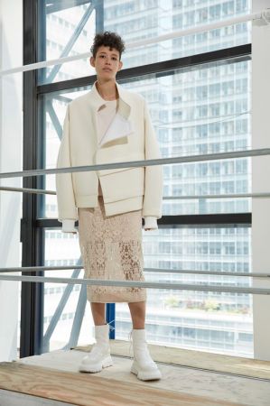DKNY_LOOK 6_裸色蕾絲鉛筆裙_$22,690_P4610094RA