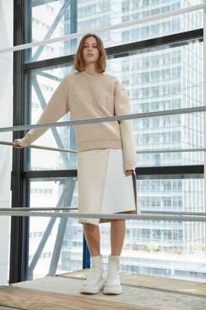 DKNY_LOOK 7_DKNY Logo上衣_$11,990_P4661008F(Order-Black&Gesso)