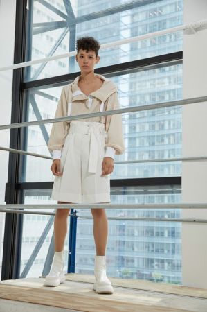 DKNY_LOOK 10_撞色拉繩連帽外套_$18,690_N465036AGA 鉛白色腰帶短褲_$16,990_N464043AFA