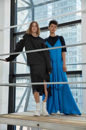 DKNY_LOOK 13_黑色細繩裝飾解構上衣_$17,990_P4662218FB 藍黑撞色直紋短袖上衣$18,290_P4600679SB