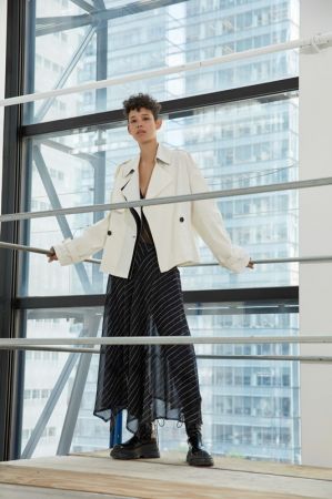 DKNY_LOOK 14_黑色細肩帶條紋洋裝_$22,690_P4670376LA