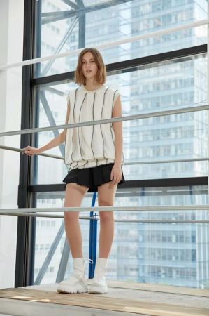 DKNY_LOOK 15_直條紋抽繩無袖上衣_$22,590_P4622163SA 黑色抽繩短褲_$12,990_P4642034ZA
