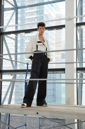 DKNY_LOOK 18_撞色拉繩連帽外套_$18,690_N465036AGA 黑色腰帶寬褲$26,990_N464036AFA