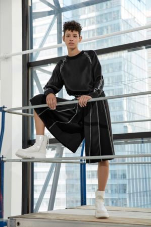 DKNY_LOOK 20_對比縫線上衣_$22,590_P4622214EA 對比縫線短褲_$16,990_P4642134ZA