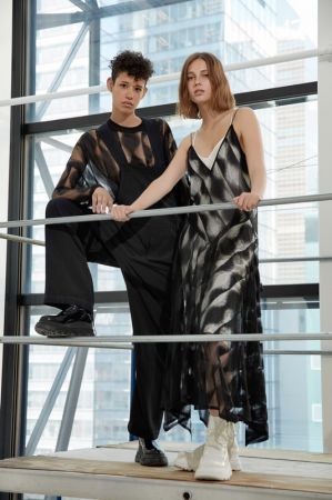 DKNY_LOOK 21_黑色印花透視感上衣_$22,590_P4620232EA 黑色細肩帶印花洋裝_$27,290_P4670372EA