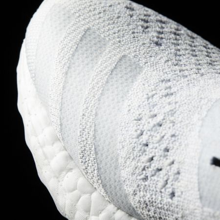 鞋面採用PRIMEKNIT,均由馬爾地夫附近的海洋內撈出的95%的海洋塑膠廢料和5%可回收聚酯纖維製作而成。