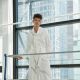 DKNY_LOOK 2_白色立領拉繩上衣_$16,290_N462002BLA 腰帶寬褲$26,990_N464036AFA(Order-Black)