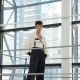 DKNY_LOOK 18_撞色拉繩連帽外套_$18,690_N465036AGA 黑色腰帶寬褲$26,990_N464036AFA