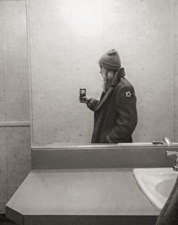 水瓶座 1.20~2.18瓶座雖然在愛情上渴望平順,但你三心二意的態度,往往在感情中投下了詭譎不明的煙霧彈,明明有對象卻又期待其他緣分,或是無意製造的緋聞等,都讓最近的你感情的磨合之路崎嶇難行。至於單身的你,目前滿享受一個人的生活,即使有人示好,也不太容易動心。只是工作上還是有些眉眉角角,讓你要花一些心力收尾,雖然忙但也十分無可奈何。