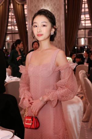 周冬雨出席金馬入圍酒會,配戴Piaget Sunny Side of Life 系列珠寶