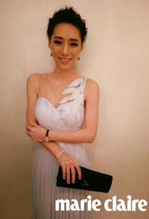 在金馬獎前夕的金馬酒會上,吳可熙穿著斜裁禮服出席,更別出心裁的搭配了Tiffany & Co的腕表與戒指、耳環,甜美中帶有個性。