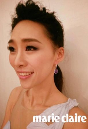 在金馬獎前夕的金馬酒會上,吳可熙穿著斜裁禮服出席,更別出心裁的搭配了Tiffany & Co的腕表與戒指、耳環,甜美中帶有個性。