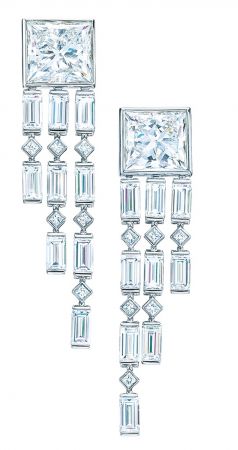 Tiffany 鑽石垂墜耳環 NT$9,170,000 (吳可熙穿戴明細)