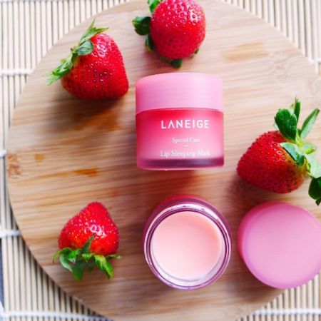 睡美人極萃滋養晚安唇膜,常態是粉紅色的莓果香。(IG@laneigesg)