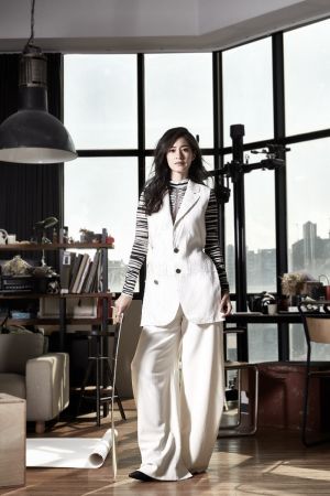 斑馬紋印花上衣、無袖西裝背心、白色寬版長褲,all by Proenza Schouler;粗跟短靴,ALLSAINTS。