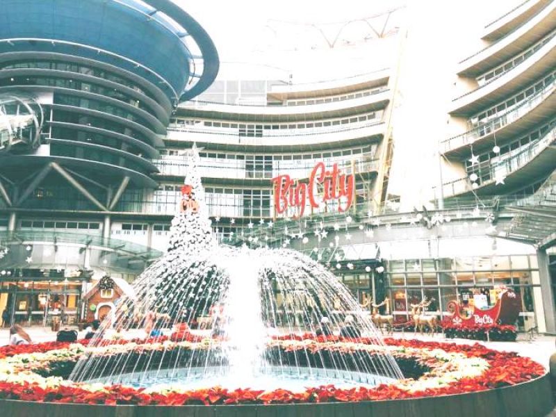新竹遠東巨城Big City噴水池廣場,也有璀璨的耶誕裝置