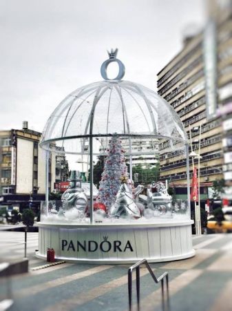 位在台北忠孝SOGO復興館外的 巨大Pandora 雪花球,每到整點,聖誕老人與薑餅人以及雪人將隨著音樂翩翩起舞,帶領大家進入充滿歡樂的魔幻世界,一同迎接繽紛聖誕