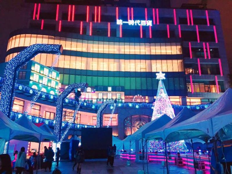 統一時代百貨台北店二樓夢廣場以愛sharing為主題,裝置出多個燈區裝置。有聖誕樹主燈、愛轉轉旋轉木馬、珍愛巴黎、夢想起飛熱氣球、雪鈴吐許願池、聖誕小屋、星空光廊等燈區。