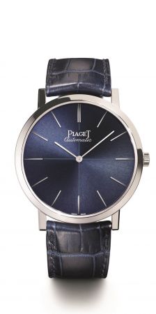 Piaget Altiplano 六十周年系列腕錶43 毫米,18K白金腕錶,藍寶石水晶底蓋藍色錶盤,十字紋,白金時標藍色鱷魚皮錶帶,搭配18K白金針扣式錶釦功能: 時、分搭載伯爵製1200P自動上鏈機芯,厚2.35毫米動力儲存:約44小時振頻:每小時21600次機芯寶石數:25零件數目:180細節修飾:環形日內瓦波狀飾紋, 磨光圓紋主夾板, 倒角錶橋, 藍鋼螺絲, 鐫刻伯爵家徽22K深灰色玫瑰金擺陀, 刻有代表伯爵的「P」字母標誌限量360枚,2017年4月於伯爵專賣店發售G0A42105 台幣參考價格815,000元