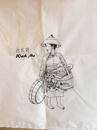 以古早的在地居民尋常穿著作為插畫的洗衣袋