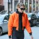 超級名模吉吉哈蒂德(Gigi Hadid)手提Palazzo Empire黑色牛皮提包於紐約街頭, NT$76,000