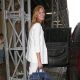超級名模卡莉克勞斯(Karlie Kloss)手提Palazzo Empire藍色牛皮提包漫步於紐約街頭, NT$106,000