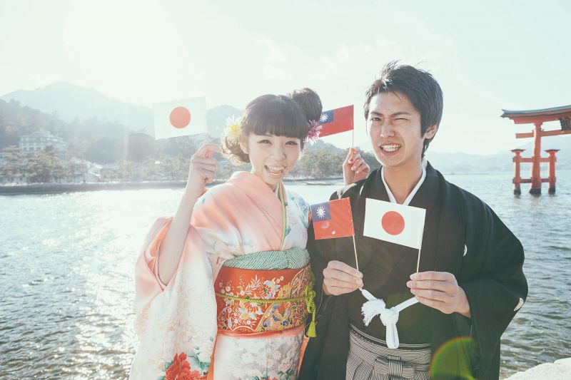 上田太太便當之路,Start ~讓阿桃上班更開心的造型便當,就是這樣子誕生的呀!因大學時到日本交換留學,辛苦的留學生涯期間誤打惡誤撞的認識了老公阿桃,因此展開了嫁雞隨雞、嫁狗隨狗的日本人妻生活。剛結婚時,阿桃是公司新人,每天幾乎都是早上七點出門到晚上十點過後才回家,加上日本公司的制度與文化,並不是我這個外國人可以輕易理解的,很想替辛苦上班的先生分憂、打氣,又不知如何是好,看著喝掛的阿桃常是急得掉眼淚。而阿桃也因為心疼看不下去,想轉移我難過的注意力,便試探的說了一句:「明天做個造型便當給我?」因為他那句話,手拙的我做了第一次的麵包超人便當,卻意外的受到公司裡的歐巴桑職員們的歡迎,讓阿桃在公司的人緣日日攀升,一開始對料理一竅不通的我,決定開始學做造型便當。當然,為了減輕餐費的負擔便更深入的研究食材,才能省錢又變化更多卡通造型便當呀~