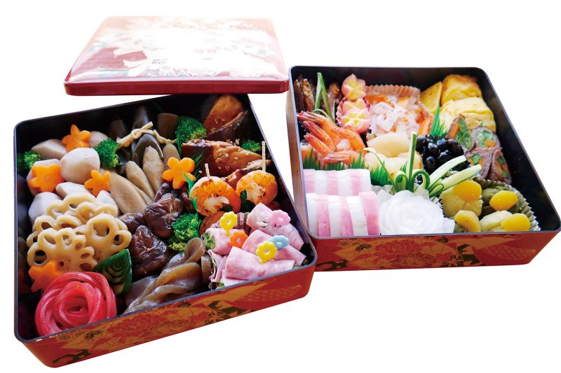 日本新年料理胎胎說說到日本新年,最不可缺的就是那大盒大箱的豪華料理了。雖然製作費時又費工,但每道料理幾乎都有著各自代表的含意喔。這次跟卡桑一起做的是比較基本定番款,口味標準也是依照上田家所習慣的口感比例下去製作,與大家分享。阿桃卡桑說おせち料理有著古代日本人,因為感謝大自然與神的恩惠,讓他們作物豐饒,而做來供奉用的節供料理,也有著家內安全,子孫繁榮,作物豐收等祈願之意。如此豪華與量多的料理,還有一個有趣的傳說,古代女子每天辛苦忙於家事與料理,為了讓他們能夠在正月三日間好好休息,也為了不要騷動廚房而打擾到新年迎來的神。只是隨著地區與家庭習慣不同,料理的食材也有許多變化,甚至演變至求效率與省時的現今,在外面店家訂購也都是習以為常之事。 裝箱擺盤都有意思的喔!看似簡單的裝箱擺盤也有著許多含意,「重箱」是用來裝這些料理的精緻盒子的名稱。阿桃卡桑說:重箱裝的新年料理,正式來說是四層,也有五層。且在古代時,每層都有規定各自擺放的食材與方式,但因為地區與家庭習慣,漸漸的也變得自由化,像上田家就只有兩層,擺法也比較隨性。