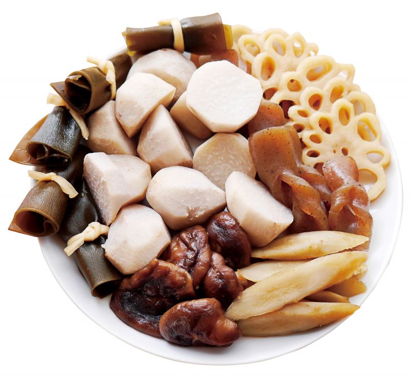 新年料理重箱第一層 份量:3 ~ 4 人份和風煮物象徵意義和風煮物是以根菜類為中心,並搭配當季的野菜一起煮出的一道綜合料理,代表著家族感情良好,力量團結。且有趣的是,食材們各自有著不同含意:「小芋頭」有著祈求健康小寶寶之意;「香菇」意味著元氣健壯;「編結蒟蒻」意味著結好緣;「蓮藕」因為有著許多洞孔意味著有先見之明;「牛蒡」代表細長永久幸福;「昆布卷」也有著不老長生之意。