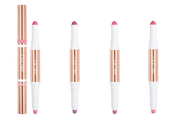 Lancome粉漾玫瑰氣墊唇筆迷人之處:是甜美俏皮的雙頭唇筆,能讓妳完美描繪出「法式熱吻唇妝」——首先以乳霜狀質地的唇筆端,對唇部施以霧感色澤的親吻透亮感光澤;接著運用巧妙的超顯色氣墊唇筆端在唇腹上由內而外暈染,營造出剛剛被親吻過的俏皮魅力雙唇,立體而性感。#01 粉漾玫瑰 #02 玫瑰覆盆莓 #03 玫瑰糖果 #04 蜜桃玫瑰全新4色,NT$1,050更多資訊 >> https://goo.gl/GaarfO