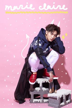 連帽圖紋T、高筒魔鬼氈球鞋,Both by MCM;長版風衣外套,Prada。