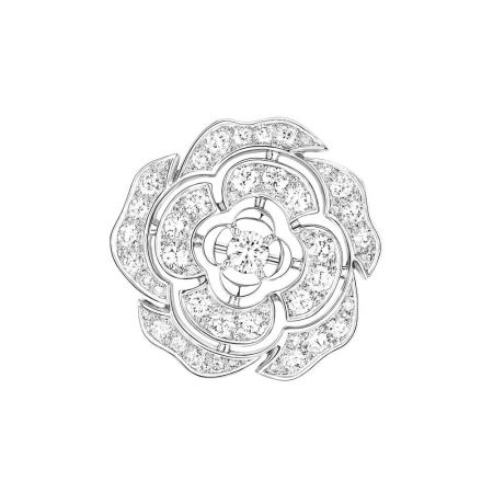 Bouton de Camélia 胸針18K白金,鑲嵌48顆總重1.99克拉明亮式切割鑽石。建議售價NTD474,000元
