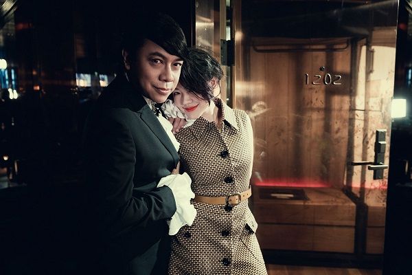 一月,蔡康永 X 徐熙娣,我們的完美關係小S:「我們像知己,也像這輩子無緣的夫妻。」 康永:「很多女生對我跪在地上幫她穿鞋覺得不可思議,但難道要她單腳自己穿嗎?那天錄最後一集時,我們坐在床上主持,從床上下來的時候,我直覺地蹲下幫她穿,她想起這件事,說我是人生中除了媽媽之外,第二個幫她穿高跟鞋的人類,我說,小時候看《仙履奇緣》的時候,男生都幫女生穿高跟鞋。很正常吧。」