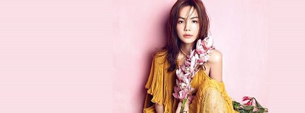 八月,Ella,正能量暫時出走「我們三個人的確都有正能量,可是人都會有負面的時候,我現在的時期,剛好變得有一點叛逆。人在忙碌、高壓,或者是過多過滿的狀態下,真的要靜下心來跟自己相處,不要忽略靈魂深處的那塊。人是需要平衡的,你的人生不會只有工作,達到和諧,才會獲得真正的快樂。」
