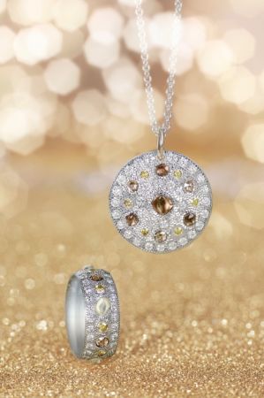 DE BEERS Talisman 系列白K金鑽石原石戒環 NTD 365,000; Talisman系列白K金鑽石原石鍊墜 NTD 420,000