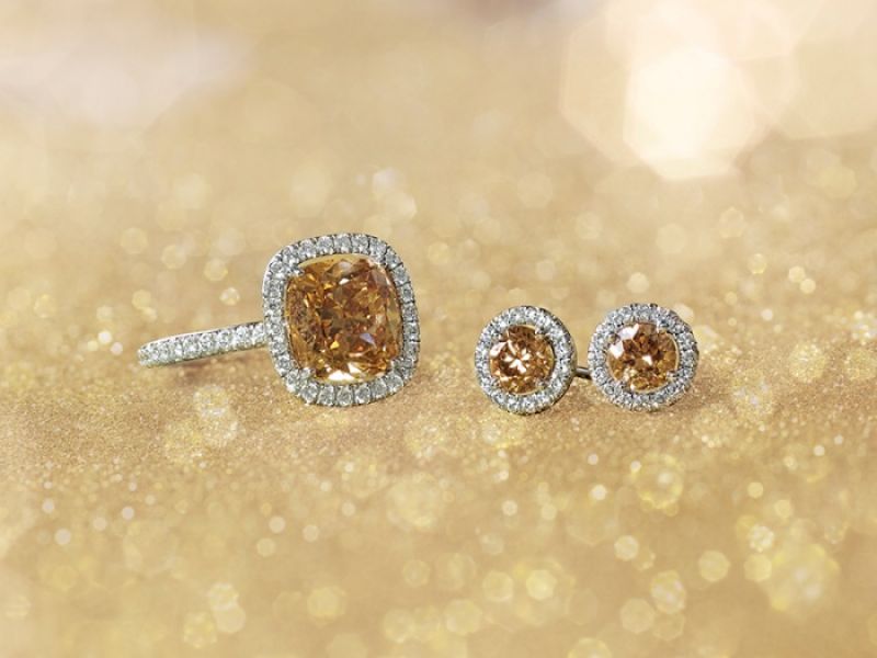 DE BEERS Aura 枕形咖啡彩鑽鑽戒 價格店洽;Aura 咖啡色彩鑽耳環 NTD 82,000
