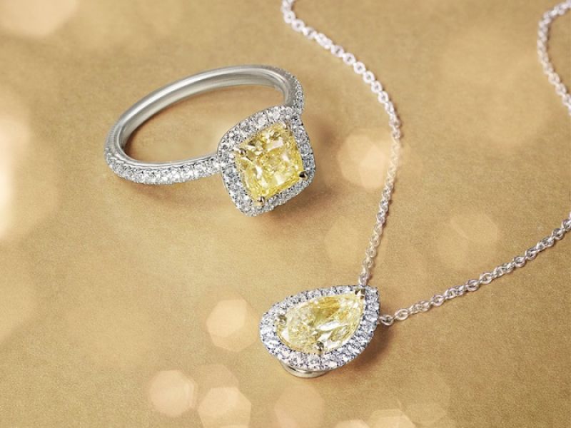 DE BEERS Aura 枕形黃鑽鑽戒 價格店洽; Aura 梨形黃鑽鍊墜 價格店洽