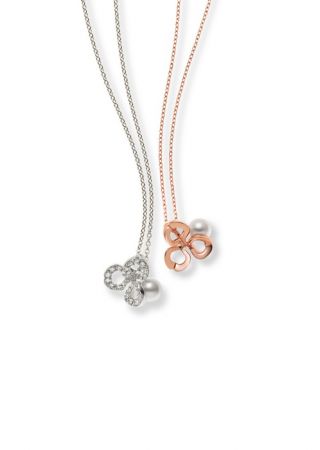 Mikimoto Fortune Leaves幸運草系列 (左)日本Akoya真珠18白K金鑽石鏤空墜鍊,81,000元、(右)日本Akoya真珠粉紅金鏤空墜鍊,35,000元