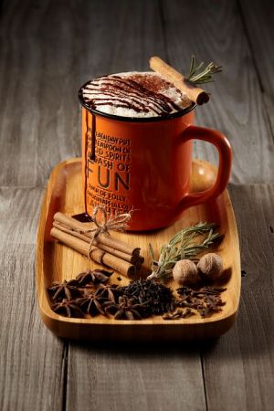 鄉 Asian Winter材料:白糖10g、 鮮奶300ml、馬薩拉香料一包、泰式紅茶葉半杯量、濃縮咖啡半份、煉乳少許。步驟:1. 先將白糖燒到焦化,接著加入牛奶及馬薩拉香料,用中溫慢煮20~30分鐘後,瀝去香料備用。2. 泰式熱紅茶與煉乳充分調勻。3. 最後將馬薩拉香料奶、泰式奶茶和半分濃縮咖啡一同調入大馬克杯中,搭配棉花糖或消化餅一起享用。