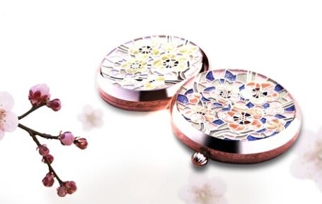 雪花秀2008花釉香粧盒&花釉彩妍盒類似馬賽克的小方塊,拼貼出的朵朵梅花圖案,透過色彩搭配,例如桃紅與藍色的組合,讓圖案看起來更生動活潑。