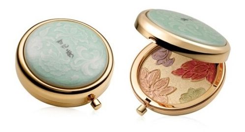 雪花秀2007花釉香粧盒&花釉彩妍盒非常清雅的限定款,類似玉石質地的外盒透出淡淡的綠白色澤,加上花卉浮雕以及中央的雪花秀三個字,整體顯得素淨而有氣質。