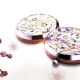 雪花秀2008花釉香粧盒&花釉彩妍盒類似馬賽克的小方塊,拼貼出的朵朵梅花圖案,透過色彩搭配,例如桃紅與藍色的組合,讓圖案看起來更生動活潑。