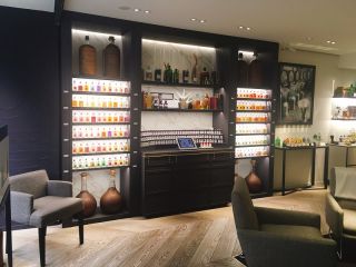 一進入嬌蘭調香師香氛概念店(Guerlain Parfumeur),映入眼簾的是只有這裡才有的數位香氛諮詢區。