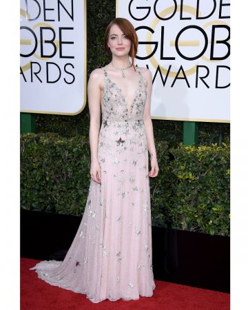 榮獲2017金球獎最佳女主角的Emma Stone配戴Tiffany珠寶閃耀金球獎