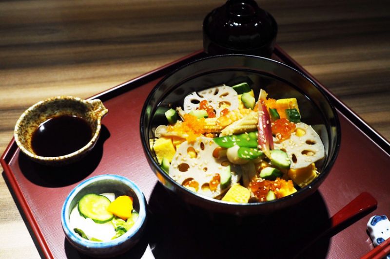 特上穴子(星鰻)花壽司飯-特上NT$380 / 特選NT$580