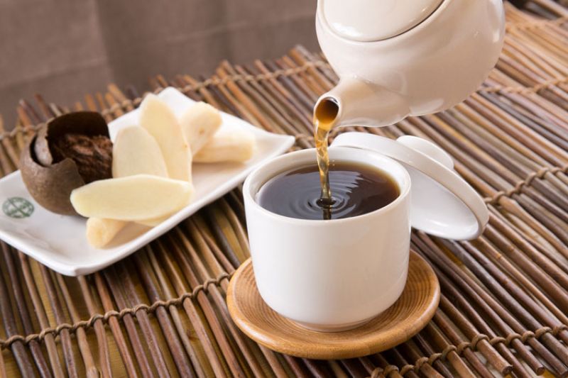 薑茶《主廚推薦、期間限定》薑具有中和調胃、溫中止嘔、溫肺止咳及解毒功效,薑茶更可防治風寒、促進血液循環。搭配紅糖味甘性溫,具有健脾暖胃、活血化瘀的功效。整體口味略帶辛辣,入口後即溫暖潤喉並一路暖到胃,十分適宜在冬季飲用。