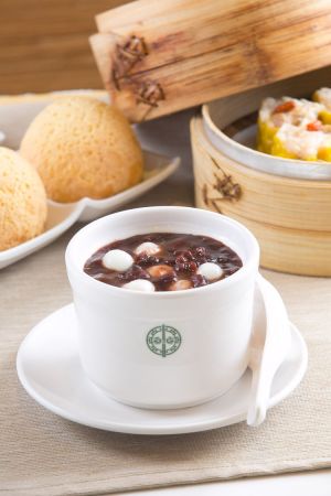 陳皮白玉紅豆沙《主廚推薦、期間限定》傳統港式甜品,紅豆沙即為台灣的紅豆湯,但香港口味偏好沙沙的口感,更添加陳皮為傳統港點做法。白玉為日本甜品,類似小湯圓,但口感更軟Q順口,不似湯圓會變硬。入口唇齒留香,淡淡陳皮香氣更具有畫龍點睛效果,白玉與紅豆沙的完美結合,增添口感上的豐富對比。